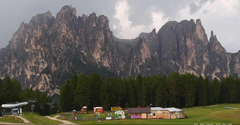 Webcam Vigo di Fassa-Pera-Ciampedìe - Vigo - dirupi di Larsech