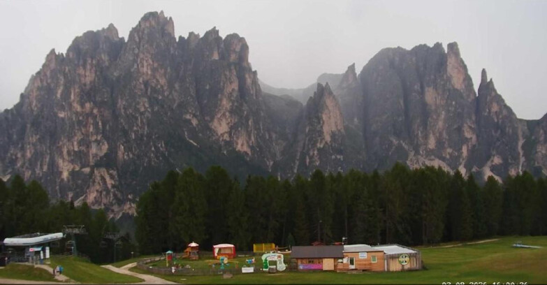 Webcam Vigo di Fassa-Pera-Ciampedìe - Vigo - dirupi di Larsech