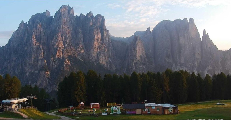 Webcam Vigo di Fassa-Pera-Ciampedìe - Vigo - dirupi di Larsech