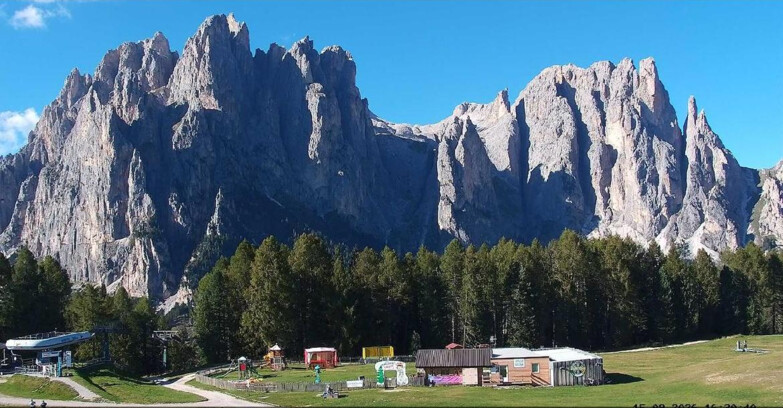 Webcam Vigo di Fassa-Pera-Ciampedìe - Vigo - dirupi di Larsech