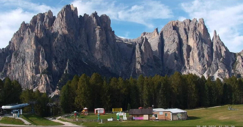 Webcam Vigo di Fassa-Pera-Ciampedìe - Vigo - dirupi di Larsech
